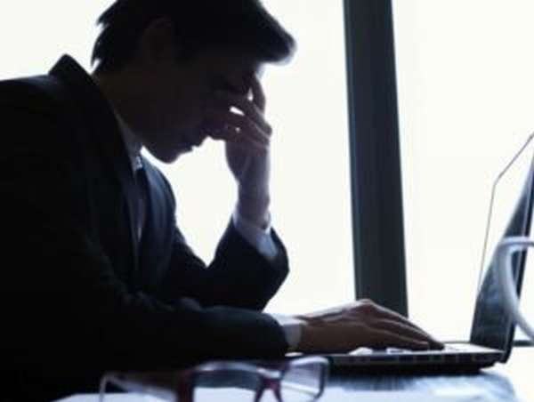 мужчина перед ноутбуком - Куда обращаться с жалобой на работодателя